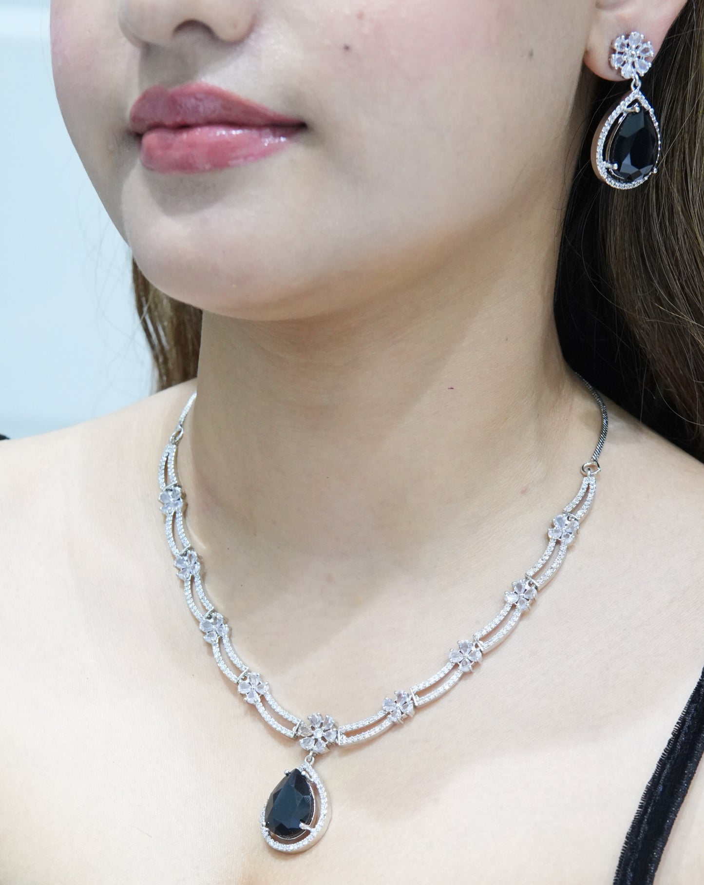 Mahira Tear Drop Necklace