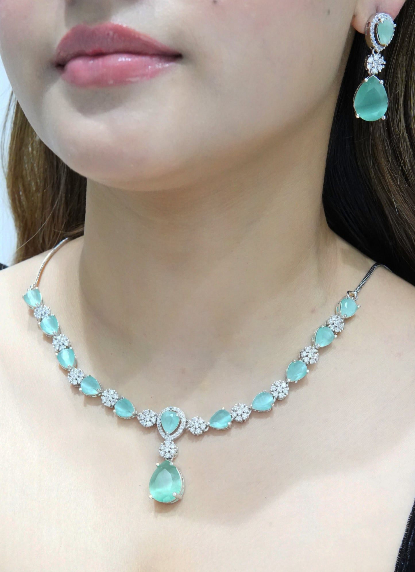Aaira Sleek Necklace