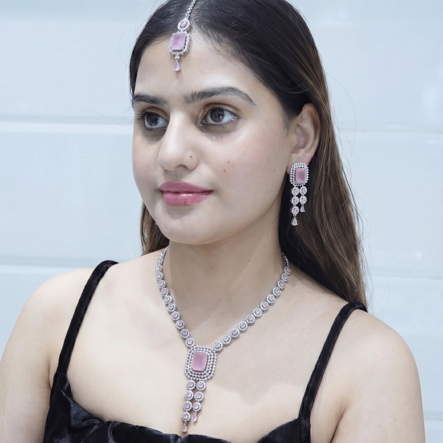 Naina Pendant Necklace