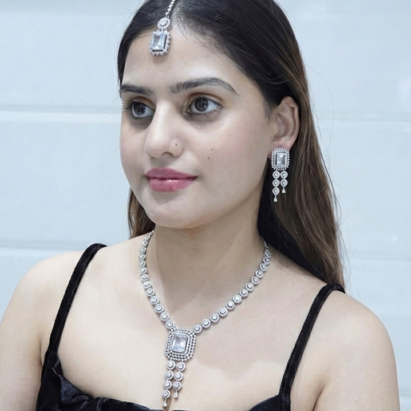 Naina Pendant Necklace