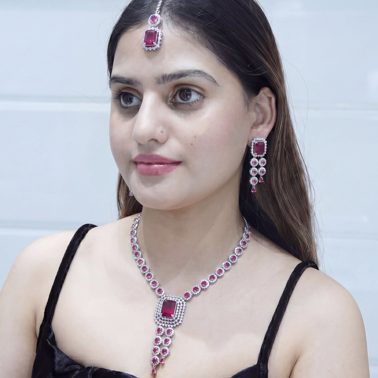 Naina Pendant Necklace