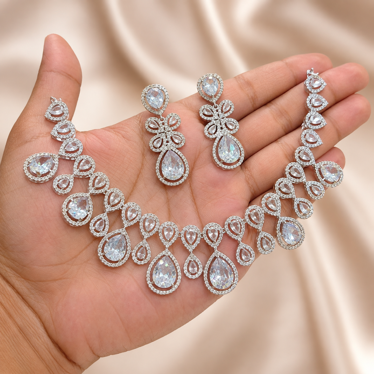 Zara Cut Necklace